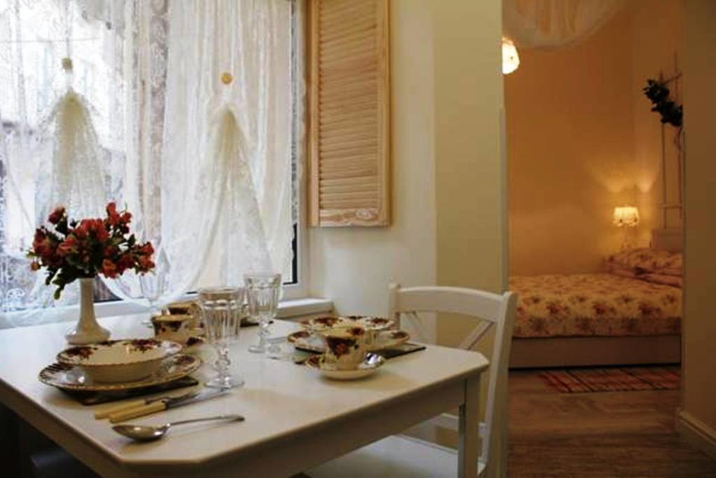 Romantic Apartment On Rynok Square With Air-Conditioning 利沃夫 客房 照片