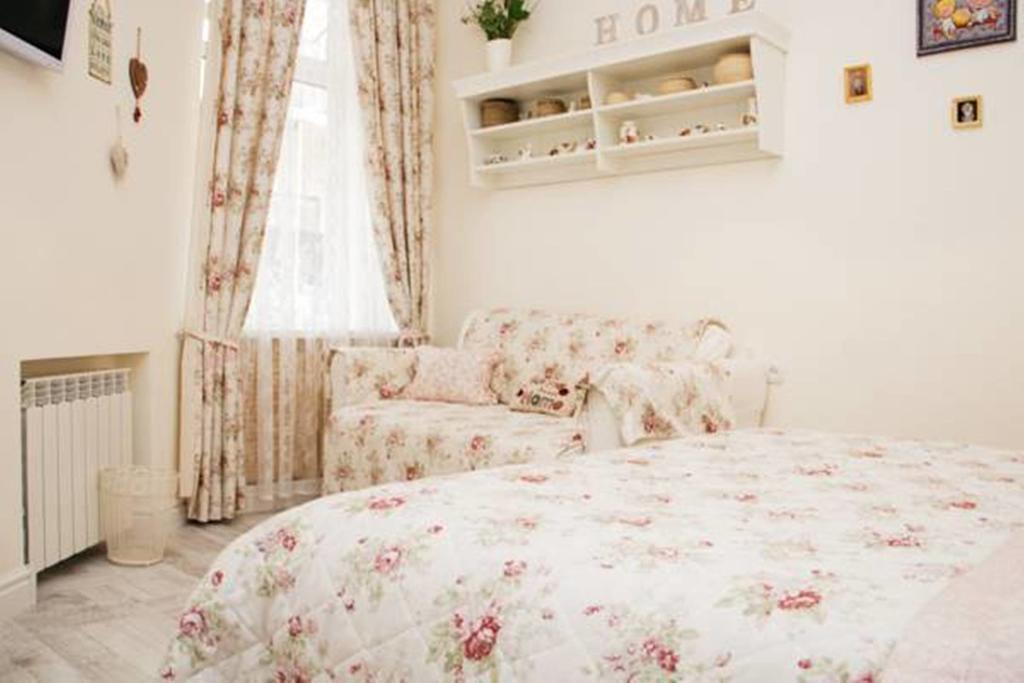Romantic Apartment On Rynok Square With Air-Conditioning 利沃夫 客房 照片